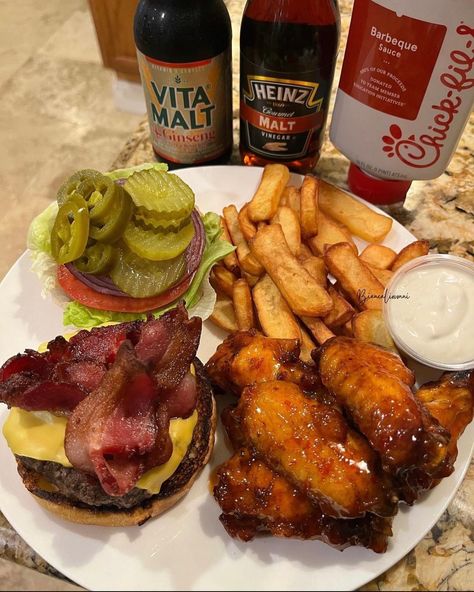 Good eats , wings & fries , bacon cheese burger , ranch Topped Fries, Burger Meals, Bacon Ideas, Blt Burger, Bacon Cheese Burger, I Want Food, Soul Food Dinner, Bacon Burger, Bbq Food