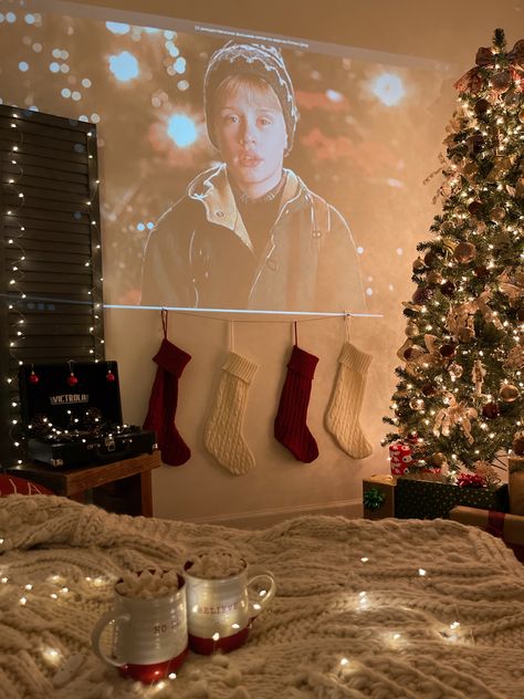 Home Alone Movie Astethic, Home Alone Aestic, Home Alone Christmas Decor, Home Alone Wallpers, Home Alone Christmas Tree, Home Alone Christmas Decorations, Christmas Movie Aesthetic, Christmas Home Alone, Watch Home Alone