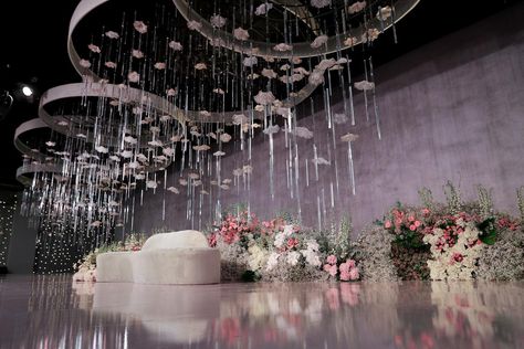 Oak Decor, Catwalk Design, Wedding Design Decoration, Themed Weddings, Decor 2024, Stage Decorations, Wedding Design, Reception Decorations, Pink Aesthetic