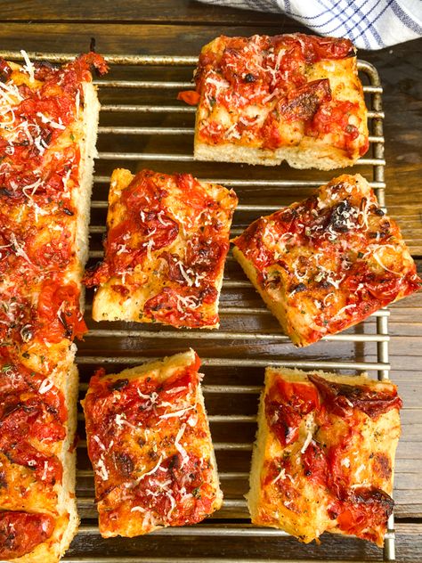 How To Roast Tomatoes, Roasted Tomatoes And Garlic, Tomato Focaccia, Foccacia Recipe, Roast Tomatoes, Bread Roast, Foccacia Bread, Bread Toppings, Oven Roasted Tomatoes