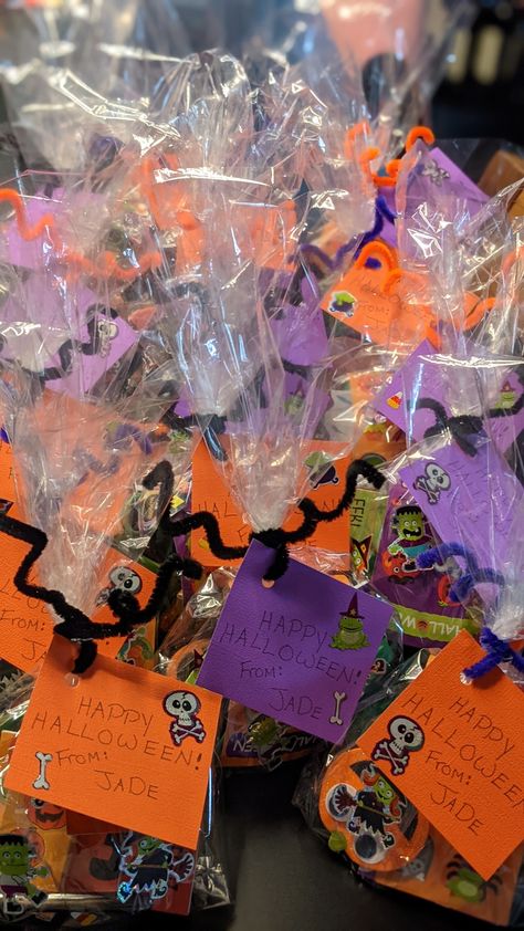 Halloween Goodie Bags Daycare, Diy Halloween Bags Party Favors, Halloween Goodie Bags Preschool, Cute Halloween Goodie Bag Ideas, Halloween Goodie Bag Ideas For Kids, Diy Halloween Goodie Bags For Kids, Halloween Baggies, Prepackaged Halloween Treats For School, Halloween School Treats Bags