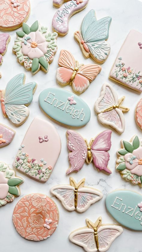 Butterfly Royal Icing, Floral Birthday Cookies, Easy Easter Cupcakes, Butterfly Tea Party, Birthday Sugar Cookies, Tea Party Cookies, Garden Cookies, Butterfly Garden Party, Flower Sugar Cookies