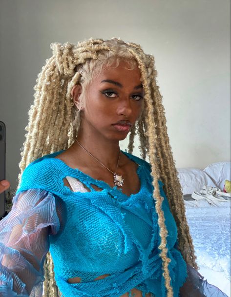 Black Woman Blonde Curly Hair, Blonde Butterfly Locks, Blonde Hairstyles Black Women, Blond Black Women, Blond Faux Locs, Blonde Hair Styles Black Women, Braid Selfie, Blonde Locs Black Women, Zélie Adebola