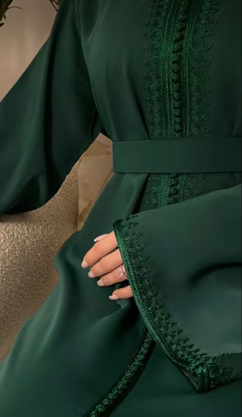 Dark green simple moroccan caftan Moroccan Caftan Simple, Dark Green Abaya, Emerald Green Abaya, Korean Fashion Summer Dresses, Caftan Simple, Morrocan Fashion, Moroccan Kaftan Dress, Simple Long Dress, Abaya Outfit