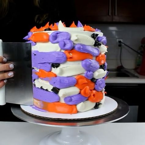 Easy Diy Halloween Cake, Halloween Party Cake Ideas, Halloween Cake Buttercream, Halloween Cakes For Adults, Simple Halloween Birthday Cakes, Bundt Cake Birthday Cakes, Happy Boo Day Cake, Diy Halloween Birthday Cake, Buttercream Halloween Cakes