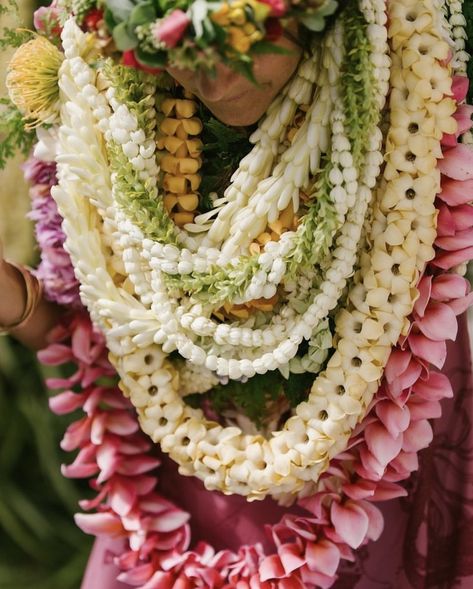 Hawaii Lei Aesthetic, Haku Lei Graduation, Lei Aesthetic, Pakalana Lei, Polynesian Aesthetic, Hawaii Graduation, Lei Stand, Lei Hawaii, Hawaiian Aesthetic