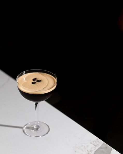 Pumpkin Spice Espresso Martini Cocktail - Jaylynn Little Pumpkin Espresso Martini Recipe, Pumpkin Spice Espresso Martini, Pumpkin Espresso Martini, Mandala Moodboard, Esspresso Martini, Espresso Martini Aesthetic, Cocktails For Fall, Pumpkin Spice Cocktail, Fall Hosting