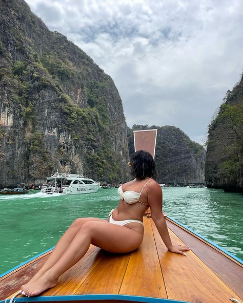 Wouldn’t be a trip to Thailand without exploring Phi phi islands on an iconic long tail boat🌴🛶🌺🌊 Long Tail Boat Thailand, Phuket Aesthetic, Vacay Poses, Thailand Aesthetic, Phi Phi Islands, Trip To Thailand, Pool Photography, Boat Pose, Thailand Photos