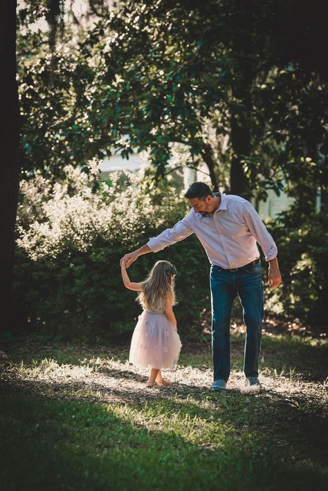 Daddy daughter dancing Cute Father Daughter Pictures, Cute Daddy And Daughter Pictures, Father Daughter Goals, Father And Daughter Pictures, Dad And Kids Photoshoot, Dad And Daughters, Father Daughter Photos, Father Daughter Photography, Daughter Photo Ideas