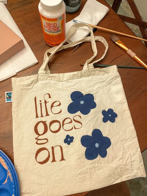 Tote Bag Design Ideas Paint, Canvas Bag Painting Ideas Diy, Painted Tote Bags Ideas, Eco Bag Design Ideas, Tote Bag Design Paint, Tote Painting Ideas, Tote Bag Art Painting, Painting Tote Bag Ideas, Paint Tote Bag Ideas