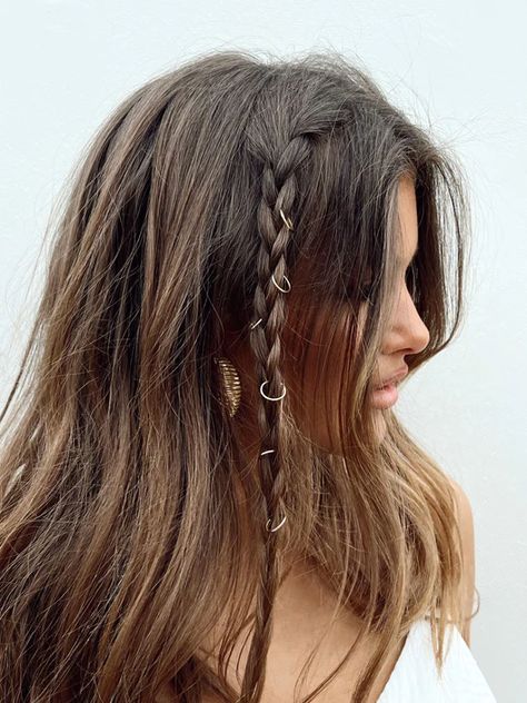 Takeover Hair Rings Gold 70s Hair Braid, Hair Braid Rings, Coachella Hair, Concert Hairstyles, 70s Hair, Great Hairstyles, Festival Hair, Hair Rings, Rings Gold