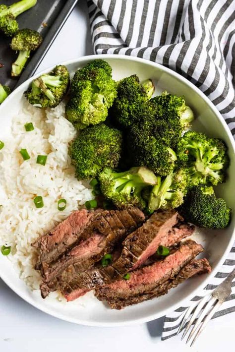 A delicious and easy steak dinner is only 15 minutes away with this 15 Minute Marinated Sheet Pan Steak and Broccoli Dinner. Juicy flank steak, crispy broccoli florets on top of a bed of rice is ready in no time! Dinner Ideas With Rice, Recipe With Steak, Steak Dinner Ideas, Steak Broccoli, Easy Steak Dinner, Sheet Pan Steak, Steak Lunch, Broccoli Dinner, Healthy Steak