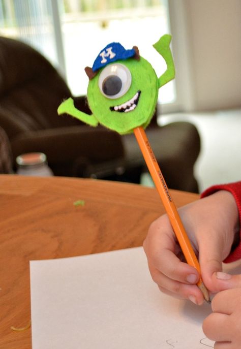 Great idea for a Hallowen gift! Monsters U Pencil Topper Monster Ink, Summer Fair, Monsters University, Pencil Toppers, Monster Party, Disney Diy, Monsters Inc, Halloween Recipes, Foam Crafts