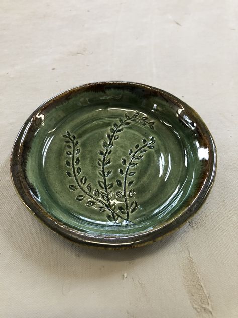 Pottery Dish Ideas, Small Ceramics Ideas, Grunge Pottery, Nature Ceramics Ideas, Little Ceramic Projects, Ceramic Wheel Ideas, Cottagecore Ceramics, Cermanic Ideas, Useful Ceramics Ideas