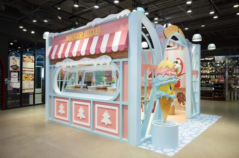 Pop Up Store Ideas Inspiration, Candy Kiosk, Candy Booth, Pet Store Design, Event Booth Design, Christmas Booth, Kids Cafe, Concept Models Architecture, Event Booth