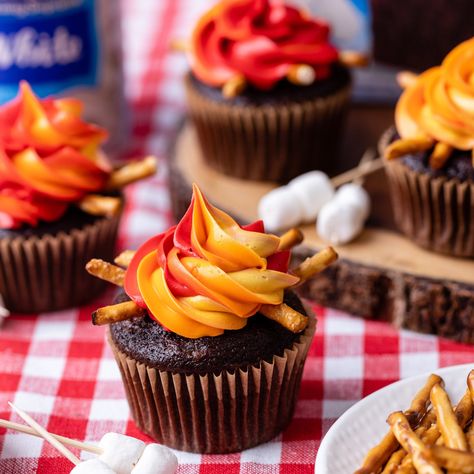 Campfire Cupcakes Recipe Essen, Campfire Birthday Party, Bonfire Cake, Camping Birthday Cake, Fire Cupcakes, Bonfire Birthday Party, Campfire Cupcakes, Campfire Cake, Chocolate Cake Mix Recipes