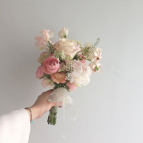 Dried Pink Bouquet, Handtied Wedding Bouquets, Bridesmaid With One Flower, Small Pink And White Bouquet, Simple Flower Bouquet Wedding, White And Pink Wedding Bouquet, Small Pink Wedding, Wedding Bouquets With Pink, Small Pink Bouquet