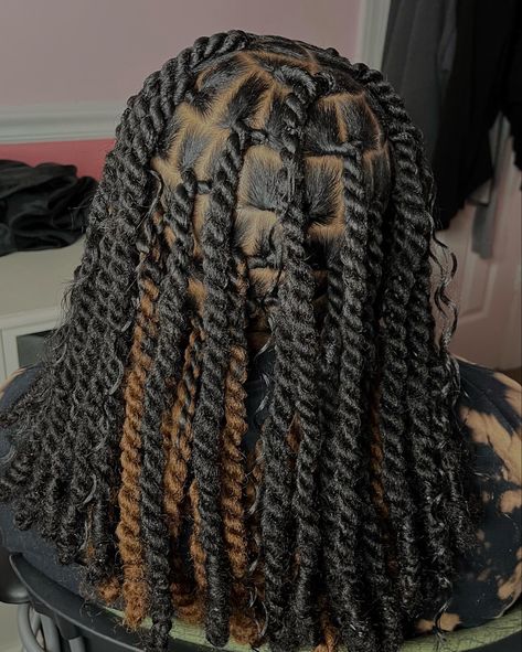 Invisible Twist Hairstyles, Invisible Locs Brown And Black, Long Invisible Locs Hairstyle, Invisible Locs Medium Length, Peekaboo Twist With Curls, Invisible Locs Parting Guide, Invisible Locs With Peekaboo, Invisible Locks With Curls, Large Two Strand Twists