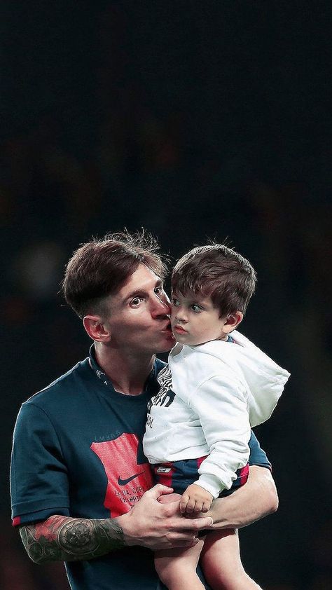 Messi Family, Messi 2015, Young Messi, Messi Funny, Lionel Messi Family, Messi Wallpaper, Messi World Cup, Messi Videos, Lionel Messi Wallpapers