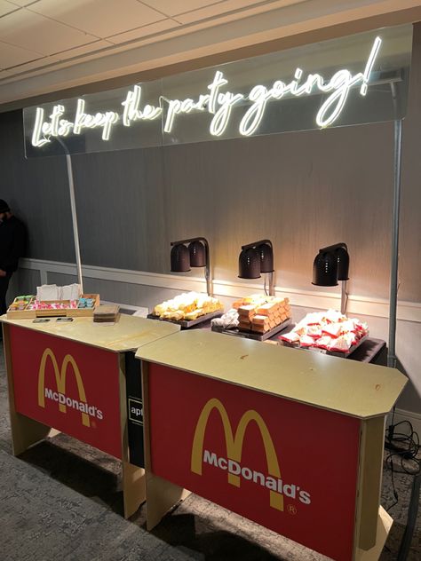 Late Night Snacks For Party, Mcdonald’s At Wedding, Wedding Fast Food Bar, Mcdonald’s Bar At Wedding, Mcdonalds Wedding Late Night, Late Night Wedding Snack Ideas, Wedding Late Night Food, Late Night Food Wedding, After Party Wedding Ideas