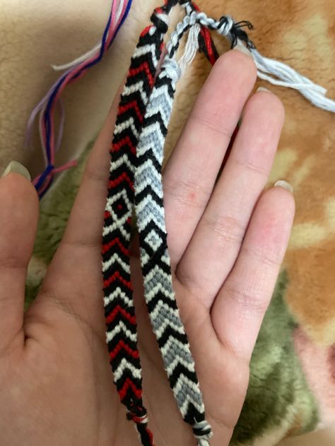 Elios Bracelet, Friendship Bracelets For Guys, Small Bead Bracelet, Braided Bracelet Diy, Homemade Bracelets, String Bracelet Patterns, Handmade Friendship Bracelets, Friendship Bracelets Tutorial, Thread Bracelets