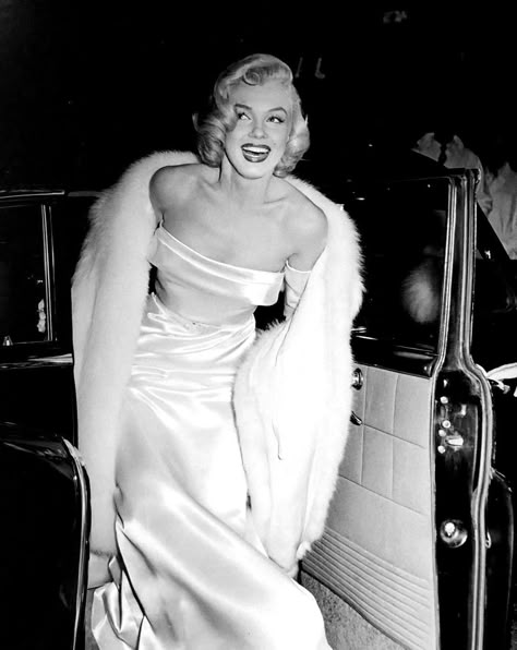 Marilyn Monroe at the premiere of Call Me Madam, 1953. Old Hollywood Marilyn Monroe, Marlen Monro, Marilyn Monroe Poster, Seven Husbands Of Evelyn Hugo, Marilyn Monroe Fashion, Old Hollywood Actresses, Evelyn Hugo, Becoming An Actress, Old Hollywood Stars