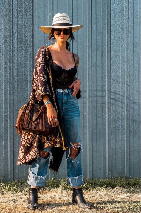 Hippie Western Outfits, Boho Rocker Chic Style, Chic Western Outfits, Western Concert Outfit, Western Glam Outfit, Cowboy Outfits For Women, Boho Rocker Chic, Vestido Charro, Nfr Fashion