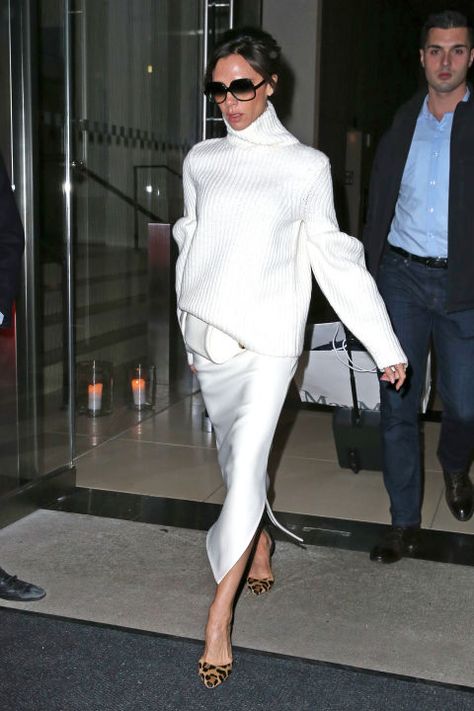 Mode Over 50, Style Victoria Beckham, Sweater And Skirt, Winter Date Night Outfits, Victoria Beckham Outfits, Chique Outfit, Victoria Beckham Style, Woman In White, Mode Casual