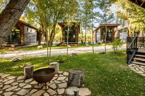 Small Farm Resort Ideas, Small Lodge Design, Forest Resort Ideas, Small Resort Design, Farm Resort Ideas, Mini Resort Ideas, Cabin Compound, Rustic Resort, Small Lodge