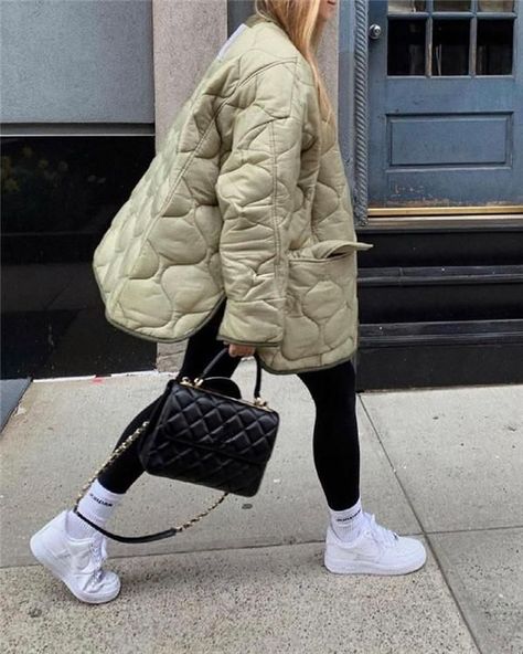 ecd62de20ea67e1c2d933d311b08178adesc46939118ri Winter Mode, Looks Street Style, Mode Inspo, 가을 패션, Looks Style, Winter Fashion Outfits, Padded Jacket, Fall Winter Outfits, Look Chic