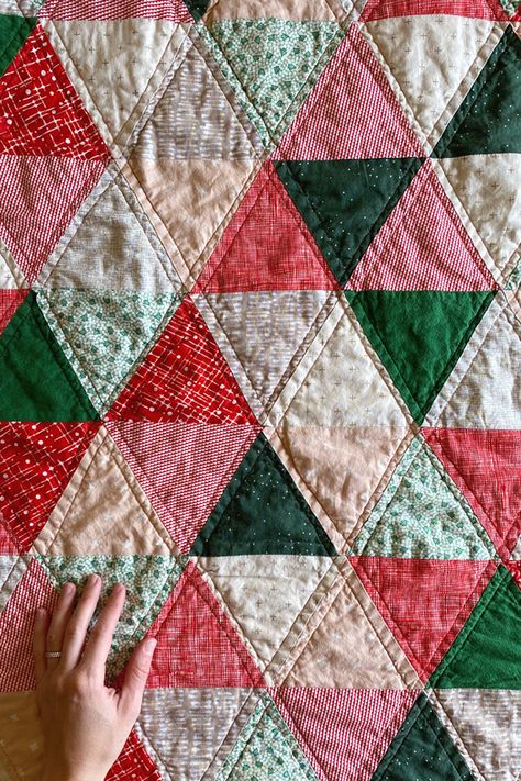 Holiday Quilt Patterns, Monochromatic Quilt, Quilted Christmas Gifts, Christmas Patchwork, Christmas Quilt Patterns, Beginner Quilt Patterns, Cozy Quilts, Holiday Quilts, Crochet Quilt