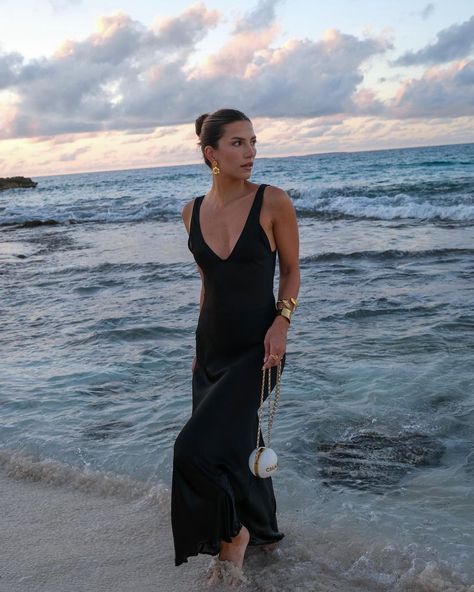 Cass Dimicco, Wide Leg Trousers Outfit, Beach Day Outfit, Summer Vacation Style, Europe Aesthetic, European Summer Outfits, Black Beach, Beach Fits, Summer Vacation Outfits