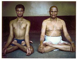 Sri K Pattabhi Jois - Sharath Jois Yoga Shala, Yoga Ashtanga, Ashtanga Vinyasa Yoga, Yoga Master, Yoga Vinyasa, Yoga Guru, Yoga Photos, Yoga Iyengar, International Yoga Day