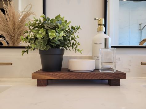 Add a touch of rustic charm to your kitchen or bathroom with this multifunctional sink caddy. Made from solid, natural wood, this caddy is perfect for displaying a variety of items such as candles, crystals, plant pots, and even kitchen or bathroom products. Its unique design allows you to create a beautiful focal point for your home decor. Not just limited to the kitchen or bathroom, this decorative wood riser tray can add a cozy touch to any room in your home - from the kitchen to the coffee nook, living room, or bedroom. Its elegant Boho aesthetic seamlessly complements various decor styles, making it a versatile and essential piece for your home. This caddy is also perfect for showcasing soap and lotion bottles, keeping them organized and within reach in the kitchen or bathroom. The st Master Bath Sink Decor, Bathroom Soap Tray Ideas, Bathroom Sink Soap Tray Ideas, Bath Tray Decor, Decorating Bathroom Countertops, Double Vanity Decor, Bathroom Aesthetic Boho, Aesthetic Bathroom Sink, Wood Tray Bathroom