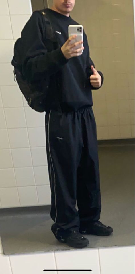 Nike Hoodie Men Outfit, Nike Trackpants Y2k, Sweatshirt Men Aesthetic, Oversized Track Pants Outfit, Nike Nrg Pants, Nike Track Pants Vintage, Vintage Nike Pants Outfit, Vintage Nike Joggers, Trackpants Streetstyle Men