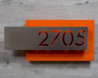 Modern House Number Ideas, Creative House Number Ideas, House Number Design, Vertical House, Rusted Steel, Signage Board, Mid Century Exterior, Name Plate Design, Wall Signage