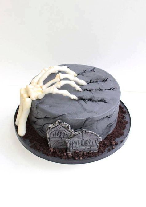 Halloween cake Halloween Torte, Pasteles Halloween, Cake Halloween, Halloween Birthday Cakes, Dessert Halloween, Halloween Cake Decorating, Halloween Baking, Halloween Cake, Halloween Style