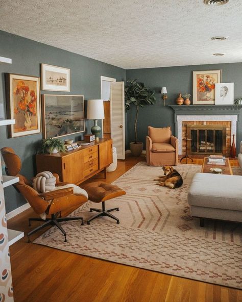 yellow and blue living room inspiration • Instagram Mid Century Modern Living Room Green Sofa, Mid Century Modern Terrace, Living Room Inspo Green Couch, Cozy Mid Century Modern Living Room, Mid Century Modern Living Room Design, Mcm Living Room, Mcm Living, Couches Living, Stereo Console