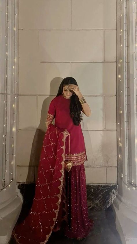 Dolki Outfits Pakistani, Gharara Styles Pakistani, Red Suit Ideas Women, Red Sharara Bridal, Burgundy Indian Outfit, Aesthetic Gharara, Dholki Outfit Ideas, Red Traditional Outfit, Fancy Suit Designs Pakistani