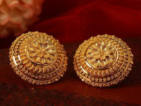 Gold Tops Earrings Indian, Tops Earrings, Choker Jewellery, Gold Tops, Gold Jewels Design, Gold Round Earrings, Antique Necklaces Design, Black Beads Mangalsutra Design, Gold Earrings Models