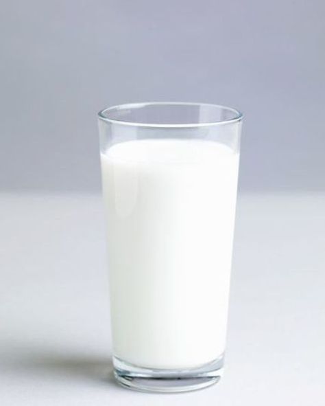 Glass of milk Fat Burning Foods, Makanan Cepat Saji, Milk Photography, Milk Art, Best Fat Burning Foods, Mother Milk, Now Foods, Fat Burning Drinks, Drink Milk