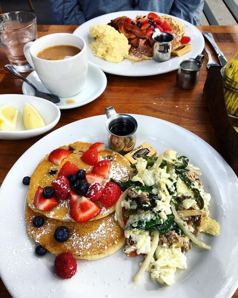 Refinery29 rounds up the best brunch spots in Los Angeles. Breakfast In Los Angeles, Brunch Restaurant Food, Breakfast Restaurant Ideas, Breakfast In Restaurant, Brunch At Restaurant, Breakfast Los Angeles, Brunch Los Angeles, British Restaurant, Toast Bacon