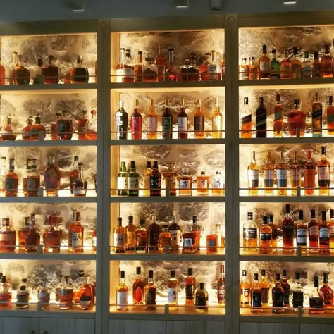 Bourbon Wall Display Ideas, Tequila Display Ideas For Home, Bourbon Display Ideas, Whiskey Display Ideas, Bourbon Bar Ideas, Bar Display Ideas, Whiskey Display, Bar Lounge Room, Bourbon Room