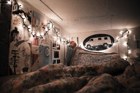 Top Bunk Decor, Bedroom Alternative, Bunk Bed Decor, Christmas Lights Inside, Tumblr Bedroom, Dorm Design, Off Campus, Student Housing, Top Bunk