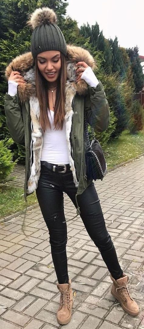 Parkas For Women: Best Outfit Ideas 2019 Rainy Day Outfit For Fall, Parka Outfit, Rainy Day Outfit For Work, Winter Mode Outfits, Perfect Winter Outfit, Simple Outfits For School, Legging Outfits, Cute Winter Outfits, Outfits With Hats