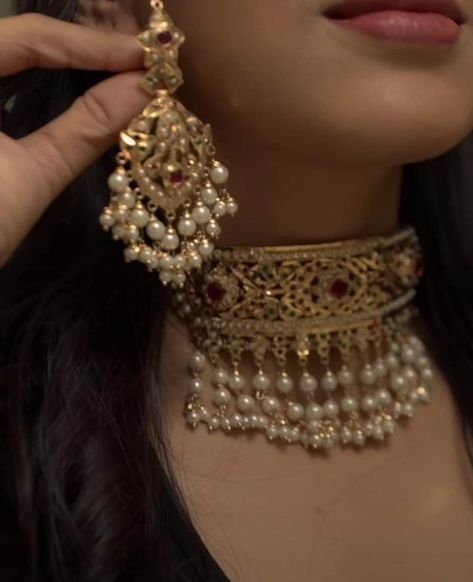 Lightweight and so versatile!  Gold plated  Repolishable Jewellery  Next to real jewelry   Unique item. The picture does not do justice to the actual item. Statement jewelry. Gold plating comes as standard.  Please see additional photos to appreciate the beauty of the set. Gold Pakistani Jewellery, Pakistani Choker Necklace, Hyderabadi Jewelry Choker, Handmade Indian Jewelry, Hyderabadi Jewelry Jadau, Golden Jewelry Indian, Pakistani Jewelry Simple, Pakistani Jewelry Sets, Pakistani Gold Jewelry