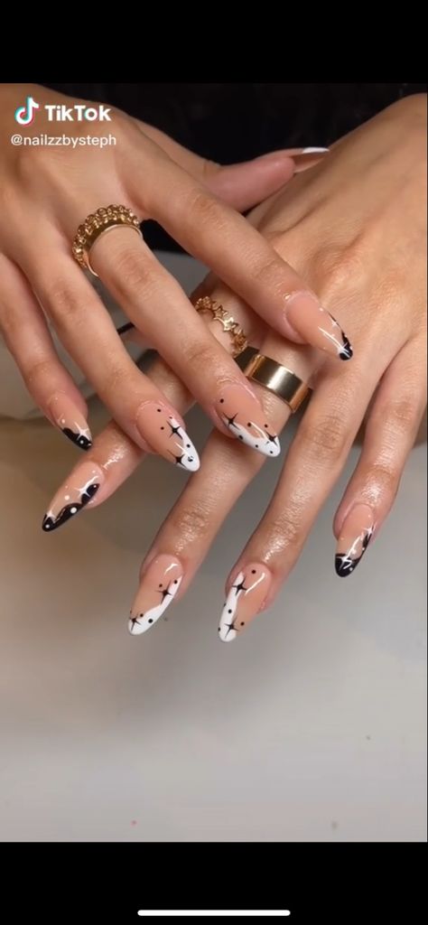 Cute Nails For A Concert, White Black Almond Nails, Nail Ideas Concert, Rave Nails Acrylic Festival, Festival Nails Black, Black White Almond Nails, Black Festival Nails, Almond Nails Black And White, Black And White Nails Almond