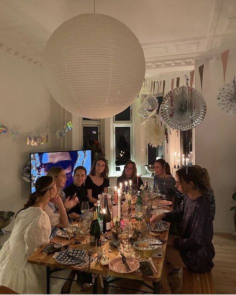 Fest Temaer, Birthday Dinner Party, Bday Girl, Birthday Dinners, 16th Birthday, Nouvel An, 18th Birthday, Friend Photos, Friend Pictures