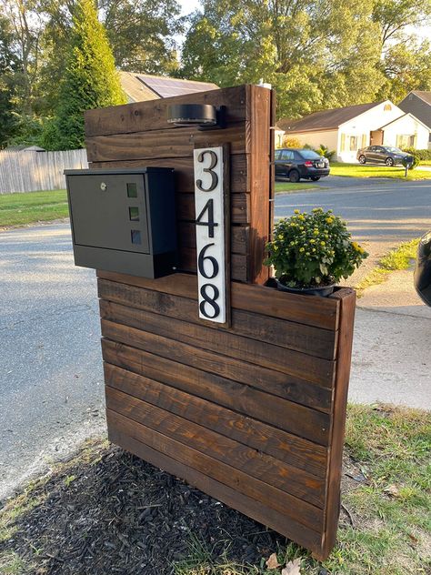 Wood Slat Mailbox Ideas, Porch Pickup Box Ideas, Package Delivery Box Ideas, Wood Mailbox Ideas, Post Box Diy, Modern Mailbox Ideas, Modern Mailbox Diy, Letterbox Ideas, Mailbox Diy