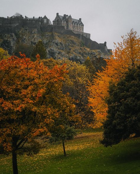 POV: walking around Edinburgh with your favorite person ✨ Who would you explore Edinburgh with?? Here’s just a couple captures from rainy autumn walks last year in Edinburgh 🤍. I so rarely post photos here nowadays but there’s so many I’d love to share with you! Do you enjoy seeing photos here? 📸 🌧️🍁🧣☕️ #cozyhome #cozyvibes #fallvibes #rainyday #autumnvibes #darkacademia #edinburgh #visitscotland #slowliving #theprettycities #bookish #moodygrams #fallcolors #fujifilm #travelpics #ig_edinburg... Edinburgh Fall, Edinburgh In Autumn, Edinburgh Autumn, Autumn Walk, Bookish Fall Aesthetic, Edinburgh Scotland Autumn, Edinburgh Fall Aesthetic, Edinburgh Scotland Aesthetic Fall, Scotland In Autumn Aesthetic